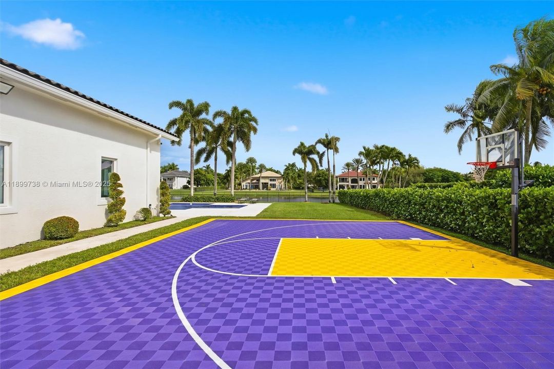 For Sale: $3,300,000 (5 beds, 6 baths, 5950 Square Feet)