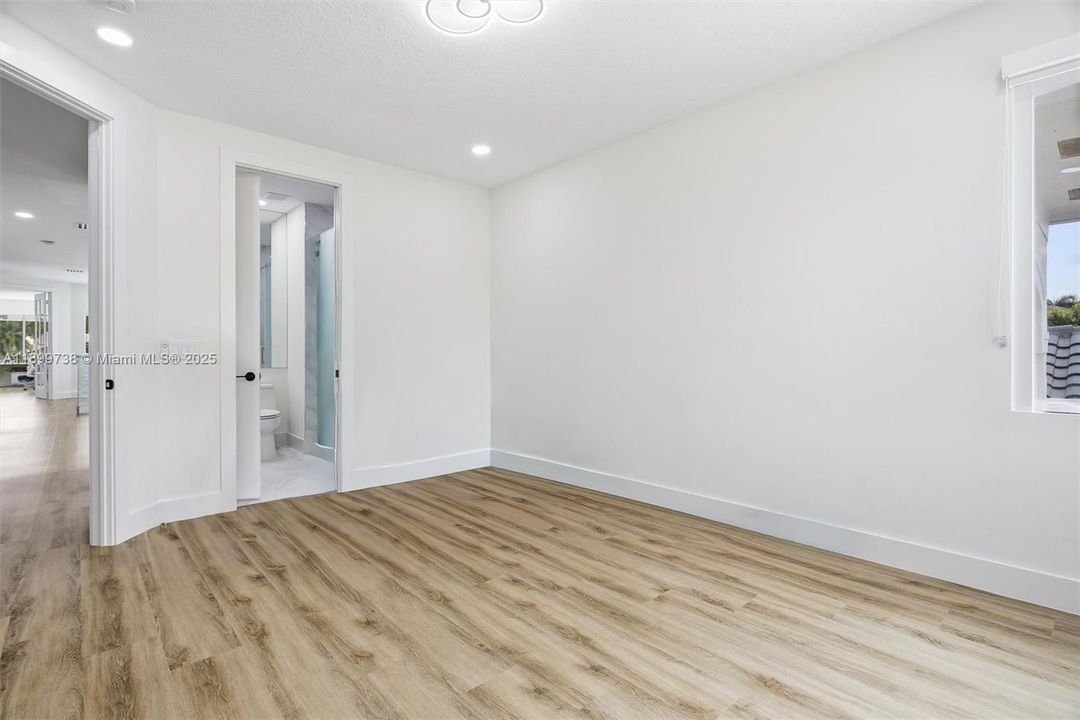 For Sale: $3,300,000 (5 beds, 6 baths, 5950 Square Feet)