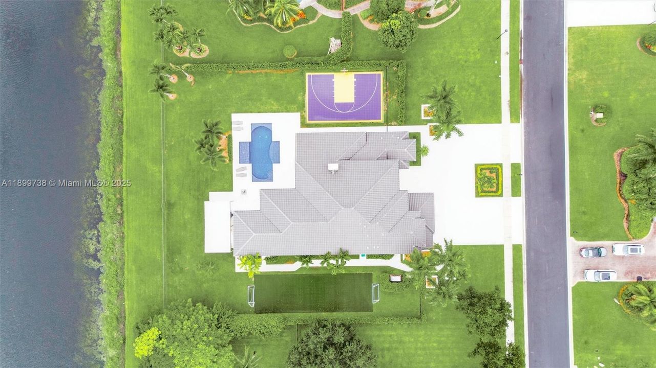 For Sale: $3,300,000 (5 beds, 6 baths, 5950 Square Feet)