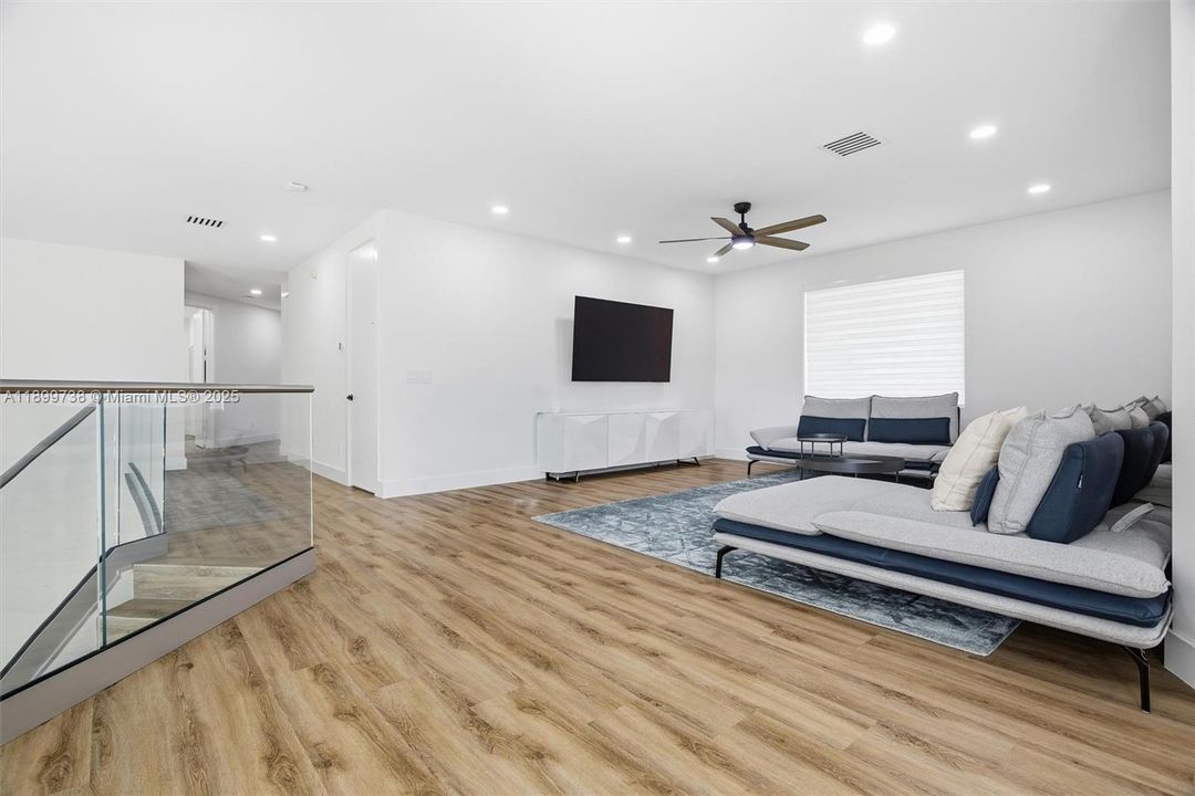 For Sale: $3,300,000 (5 beds, 6 baths, 5950 Square Feet)