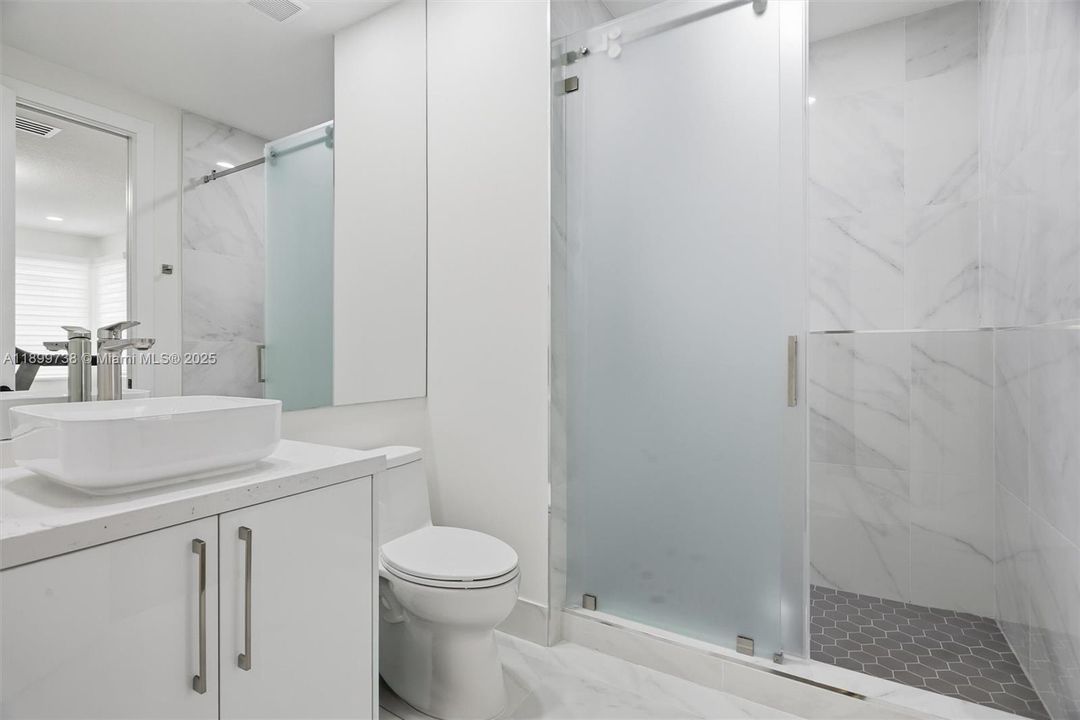 For Sale: $3,300,000 (5 beds, 6 baths, 5950 Square Feet)