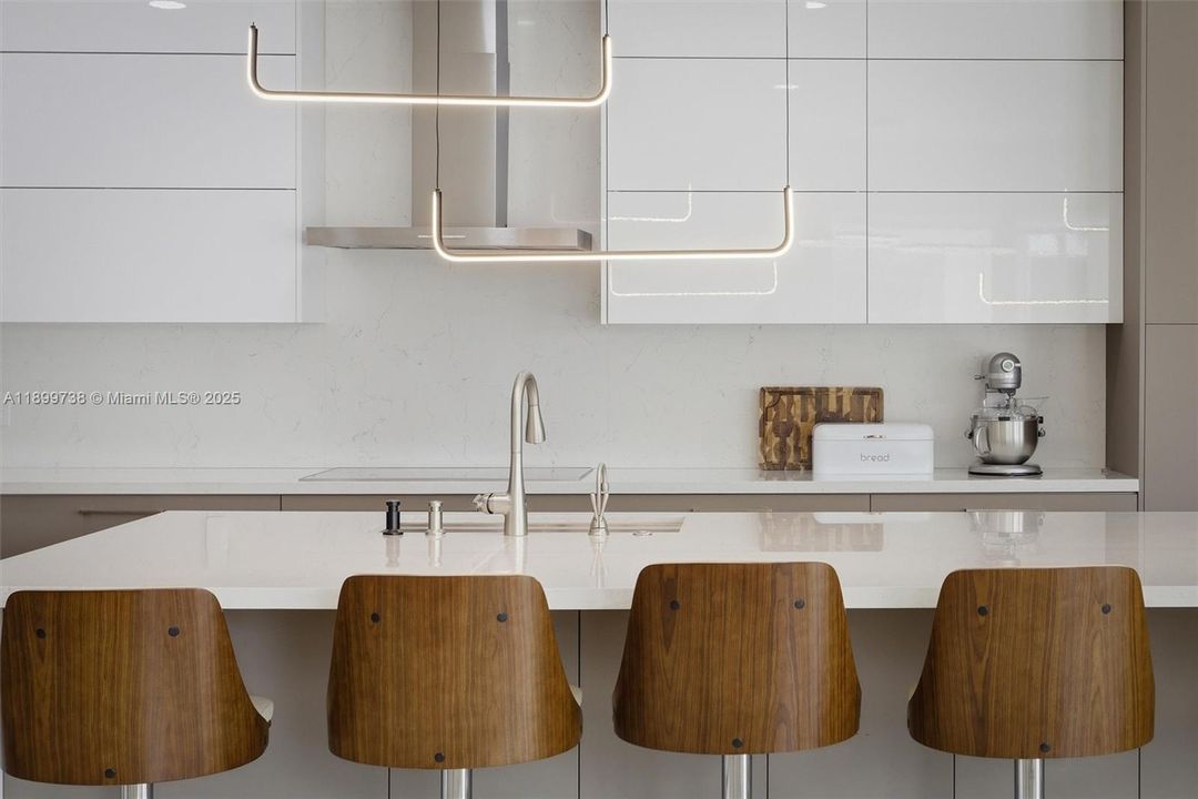 For Sale: $3,300,000 (5 beds, 6 baths, 5950 Square Feet)