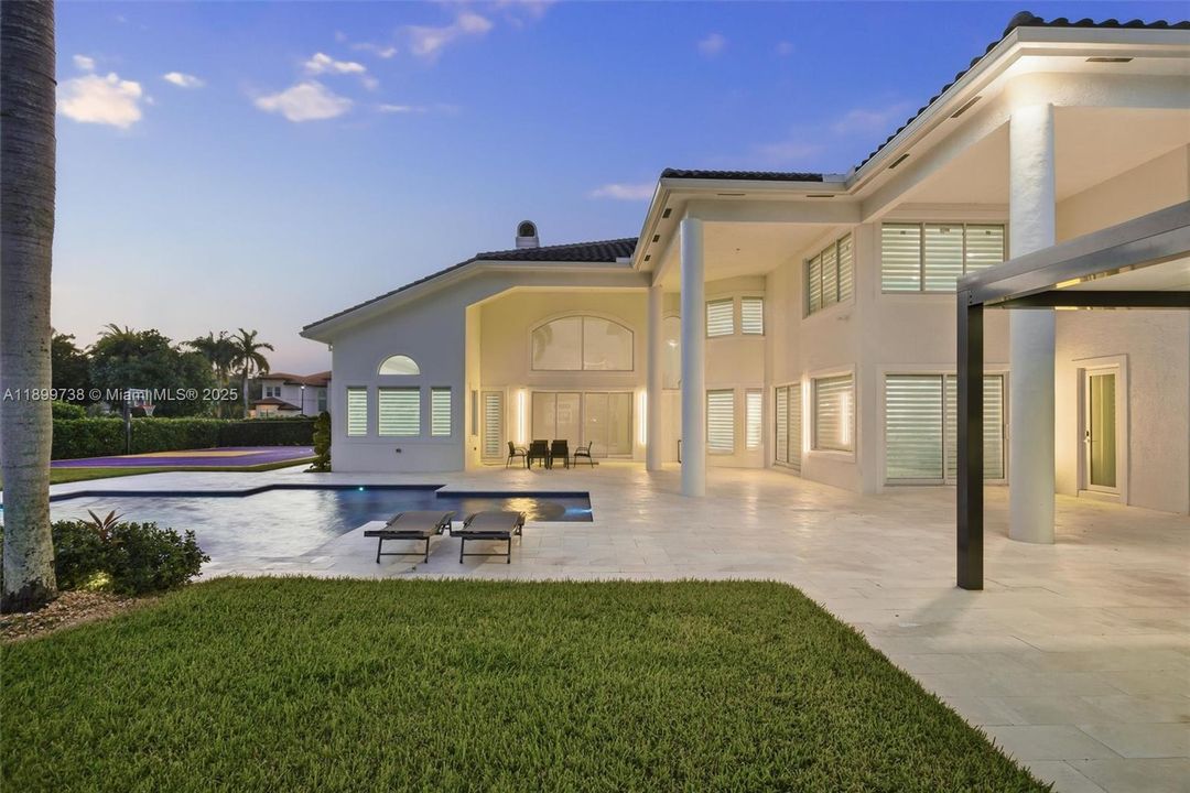 For Sale: $3,300,000 (5 beds, 6 baths, 5950 Square Feet)