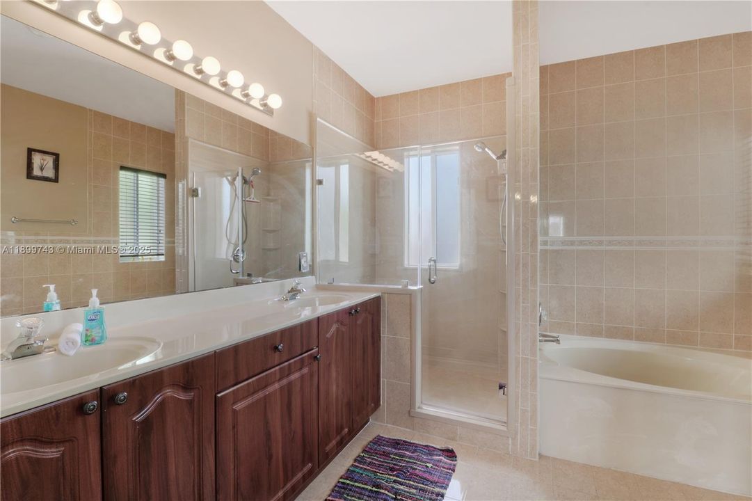 На продажу: $790,000 (4 спален, 2 ванн, 2011 Квадратных фут)