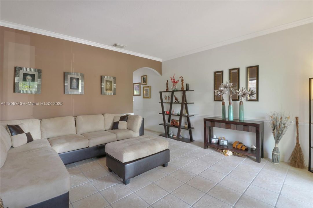 На продажу: $790,000 (4 спален, 2 ванн, 2011 Квадратных фут)