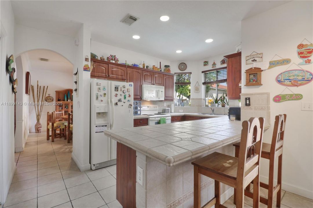 На продажу: $790,000 (4 спален, 2 ванн, 2011 Квадратных фут)