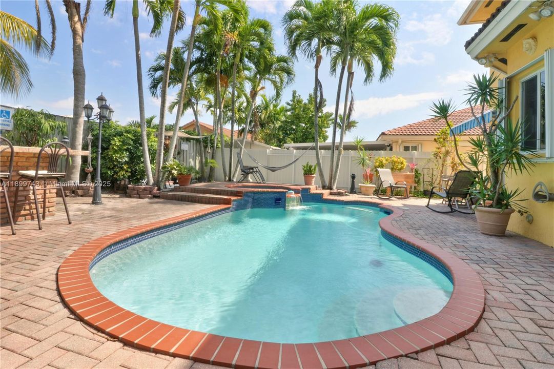 На продажу: $790,000 (4 спален, 2 ванн, 2011 Квадратных фут)