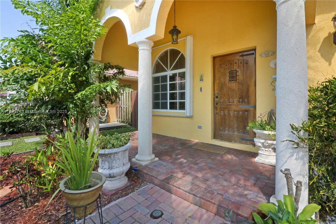 На продажу: $790,000 (4 спален, 2 ванн, 2011 Квадратных фут)