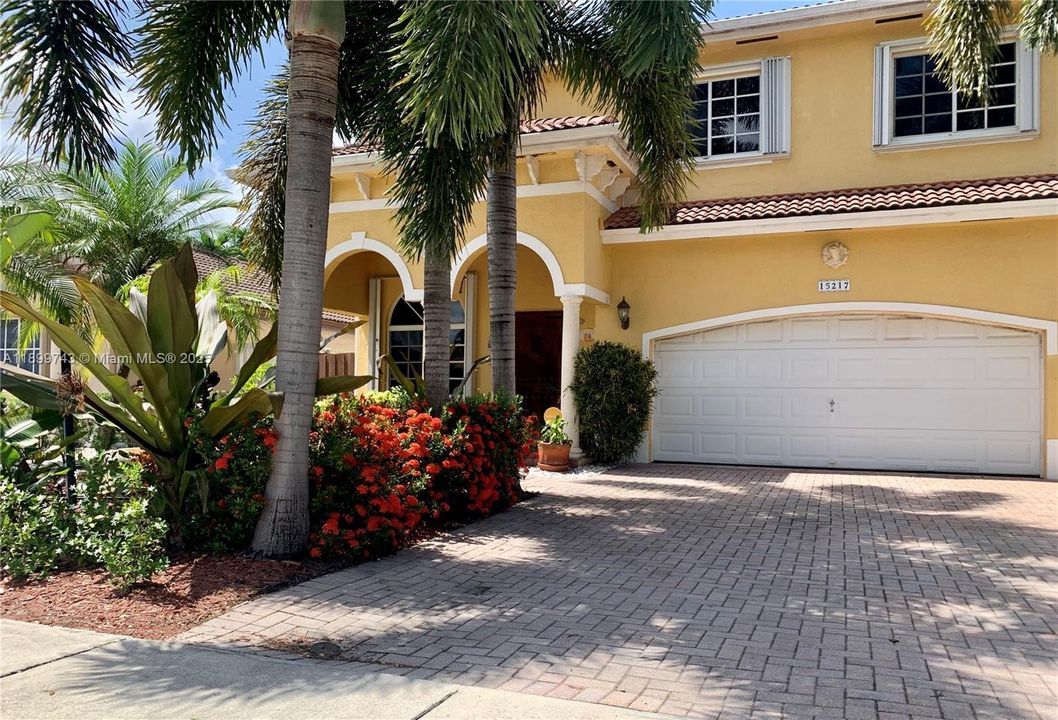 На продажу: $790,000 (4 спален, 2 ванн, 2011 Квадратных фут)