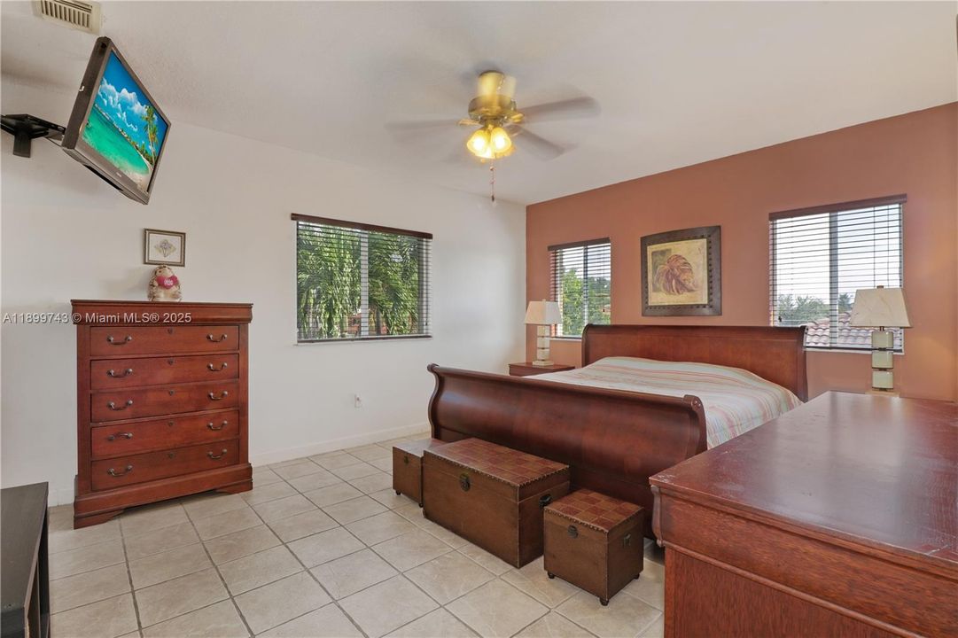 На продажу: $790,000 (4 спален, 2 ванн, 2011 Квадратных фут)