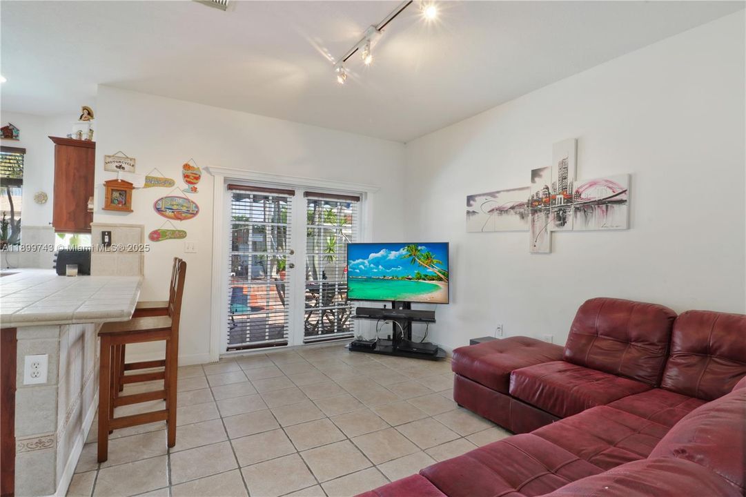 На продажу: $790,000 (4 спален, 2 ванн, 2011 Квадратных фут)