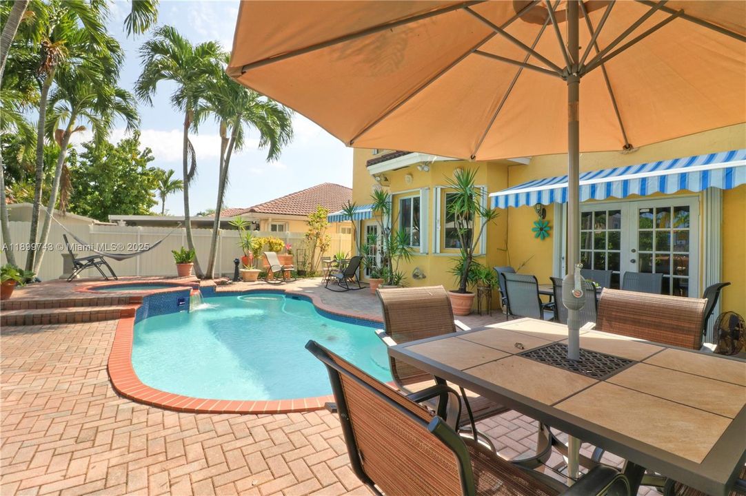 На продажу: $790,000 (4 спален, 2 ванн, 2011 Квадратных фут)