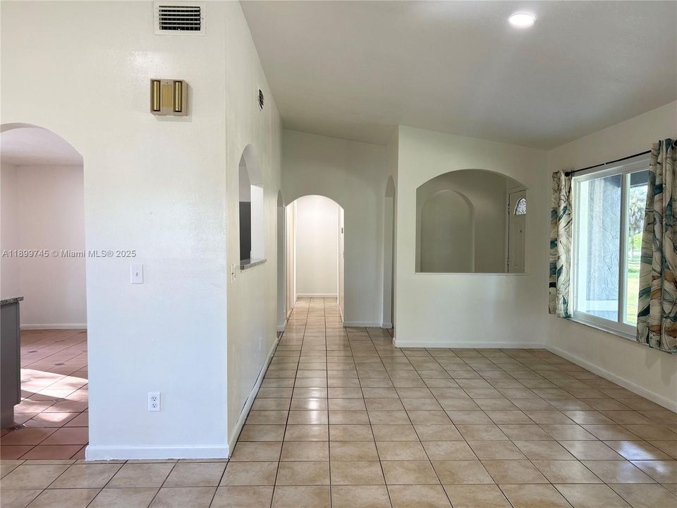 最近租的: $2,800 (3 贝兹, 2 浴室, 1310 平方英尺)