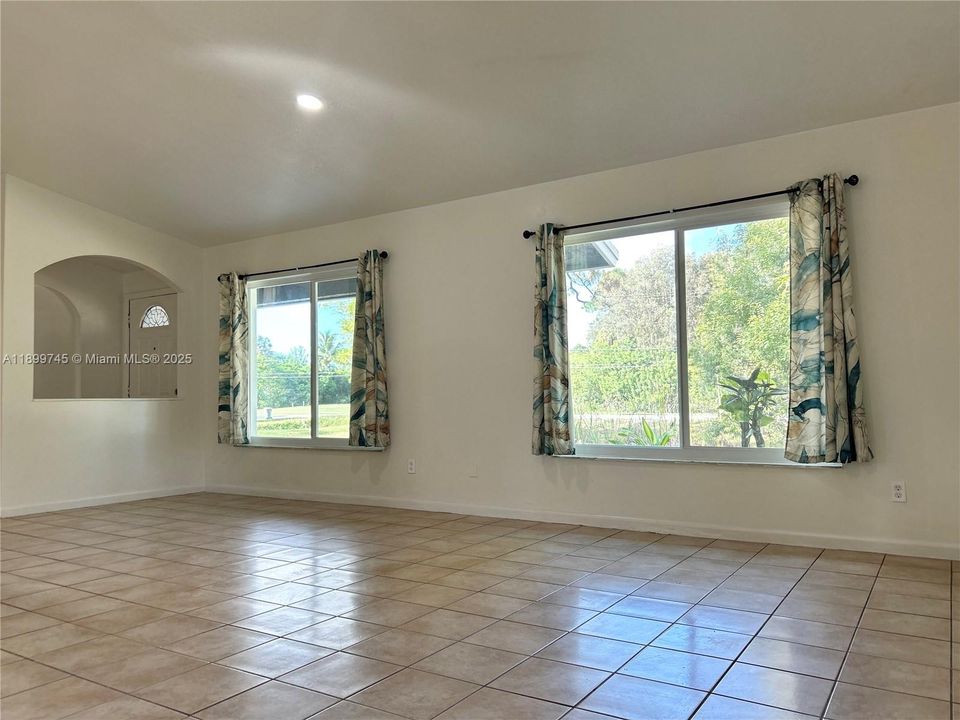 最近租的: $2,800 (3 贝兹, 2 浴室, 1310 平方英尺)