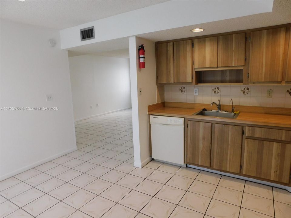 large eat in kitchen