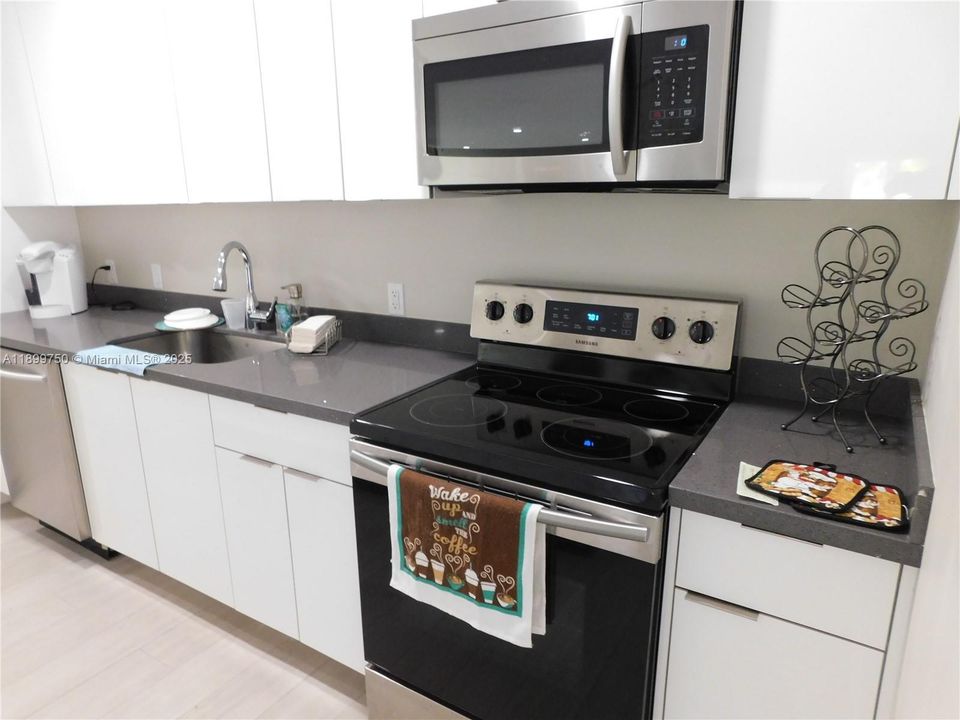 For Sale: $275,000 (3 beds, 2 baths, 1040 Square Feet)