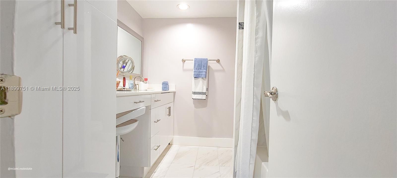 For Sale: $170,000 (2 beds, 2 baths, 1090 Square Feet)