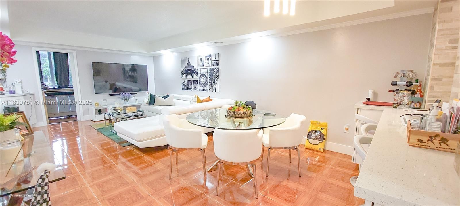 For Sale: $170,000 (2 beds, 2 baths, 1090 Square Feet)