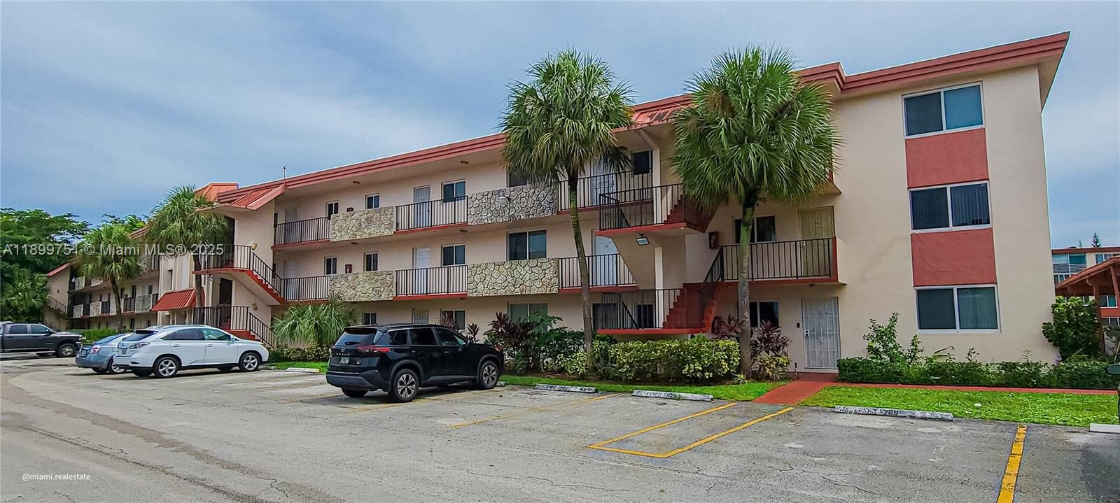 For Sale: $170,000 (2 beds, 2 baths, 1090 Square Feet)