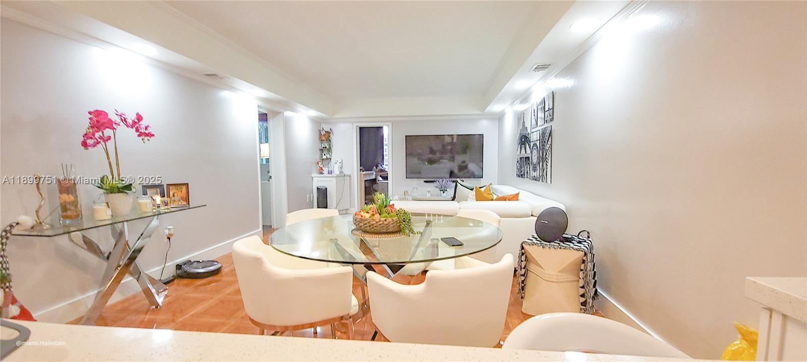 For Sale: $170,000 (2 beds, 2 baths, 1090 Square Feet)