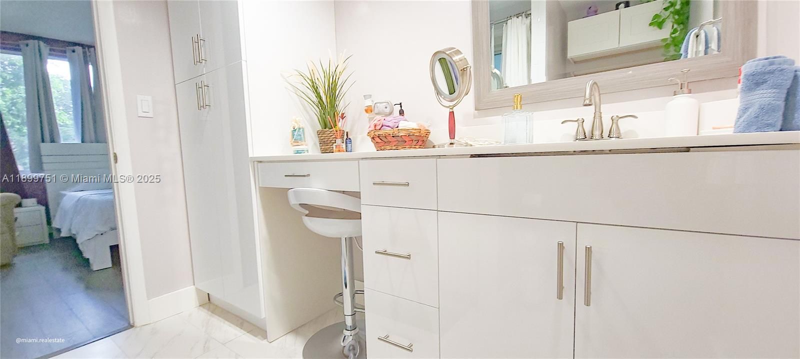 For Sale: $170,000 (2 beds, 2 baths, 1090 Square Feet)