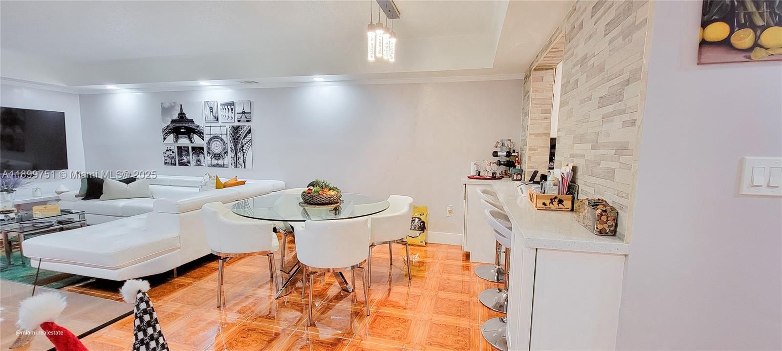 For Sale: $170,000 (2 beds, 2 baths, 1090 Square Feet)