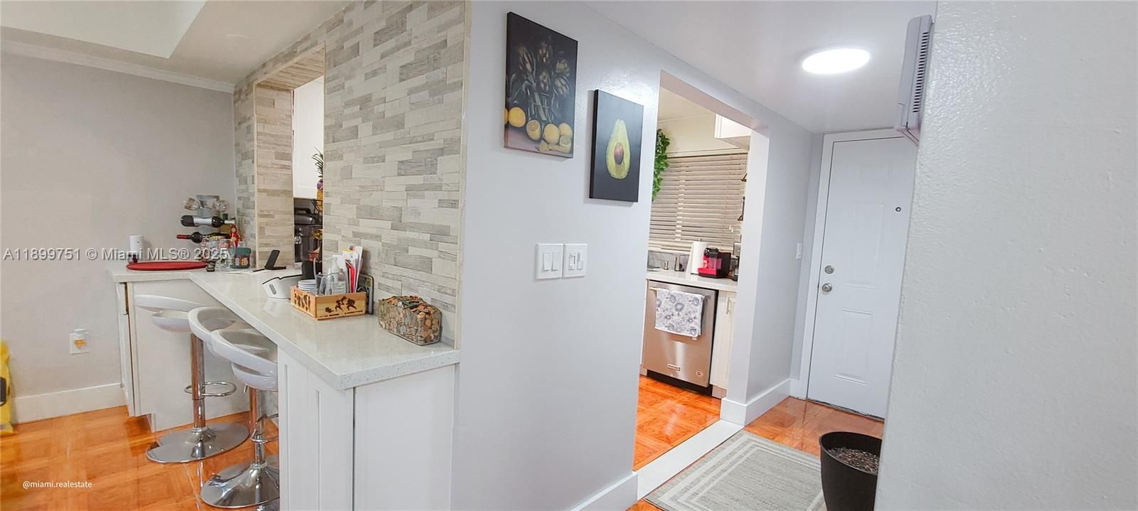 For Sale: $170,000 (2 beds, 2 baths, 1090 Square Feet)