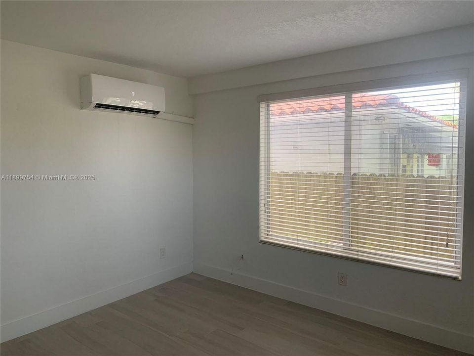 Recently Rented: $1,400 (0 beds, 1 baths, 332 Square Feet)