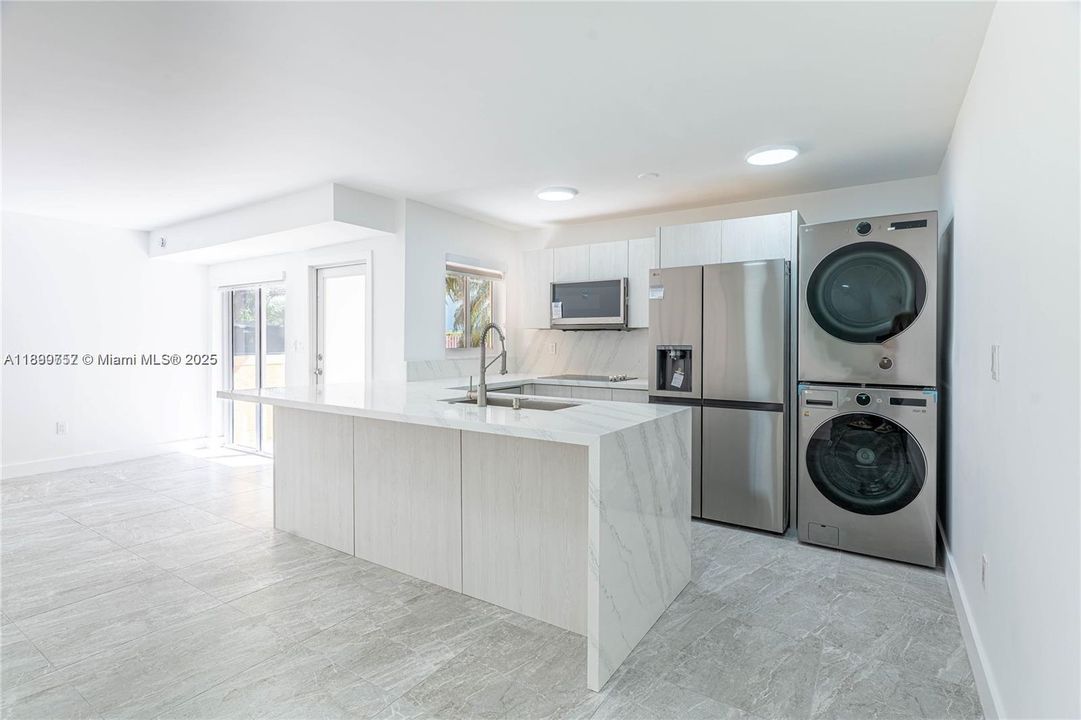 For Rent: $2,500 (2 beds, 1 baths, 896 Square Feet)