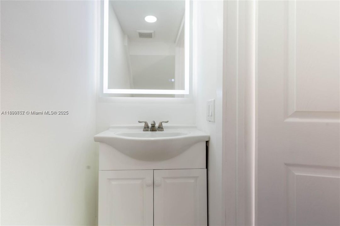 For Rent: $2,500 (2 beds, 1 baths, 896 Square Feet)