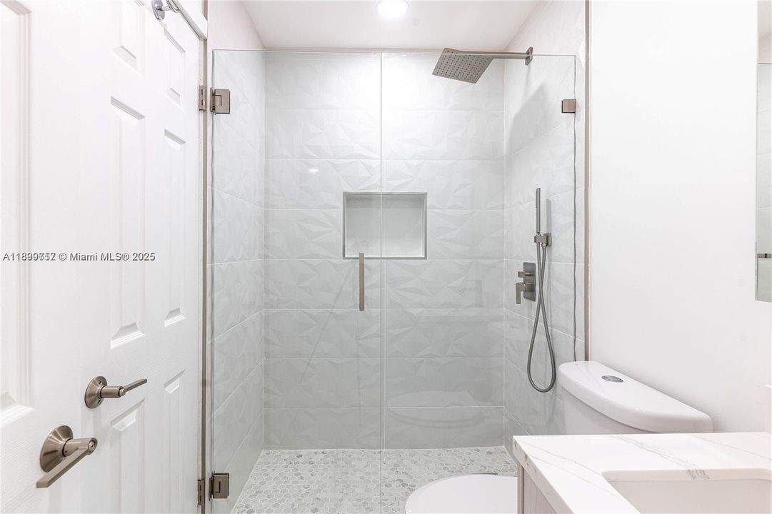 For Rent: $2,500 (2 beds, 1 baths, 896 Square Feet)