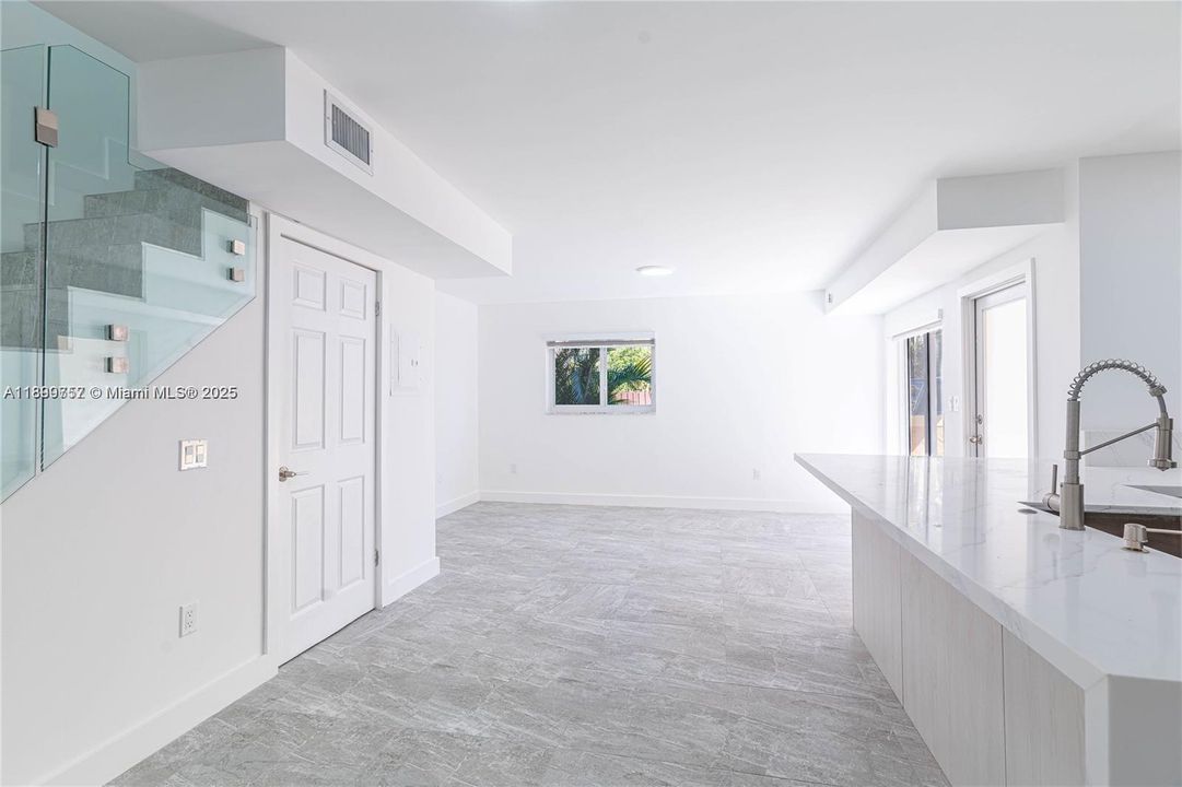 For Rent: $2,500 (2 beds, 1 baths, 896 Square Feet)