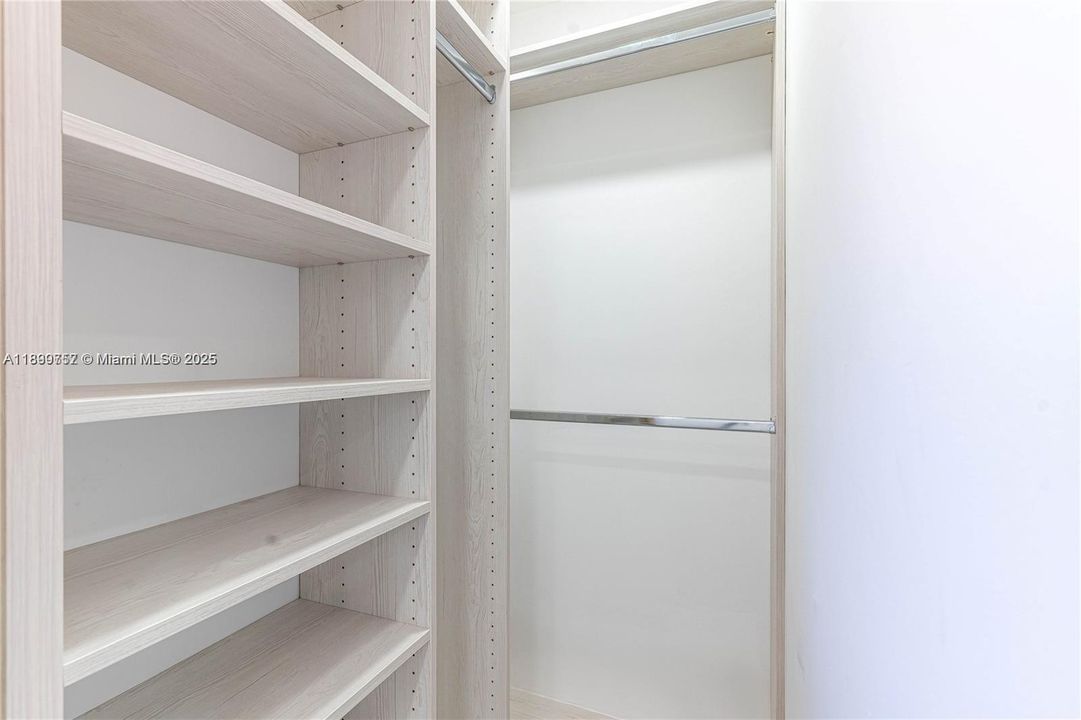 For Rent: $2,500 (2 beds, 1 baths, 896 Square Feet)