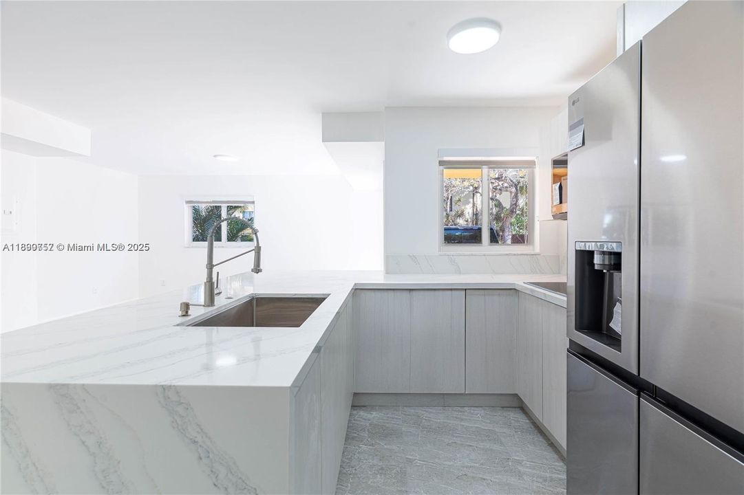 For Rent: $2,500 (2 beds, 1 baths, 896 Square Feet)