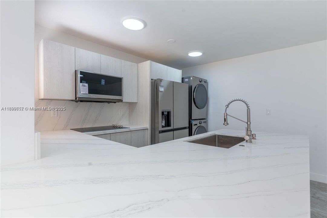 For Rent: $2,500 (2 beds, 1 baths, 896 Square Feet)