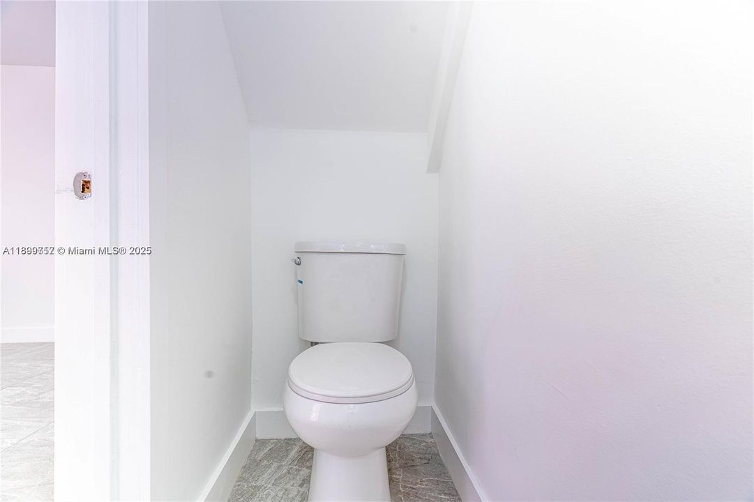 For Rent: $2,500 (2 beds, 1 baths, 896 Square Feet)