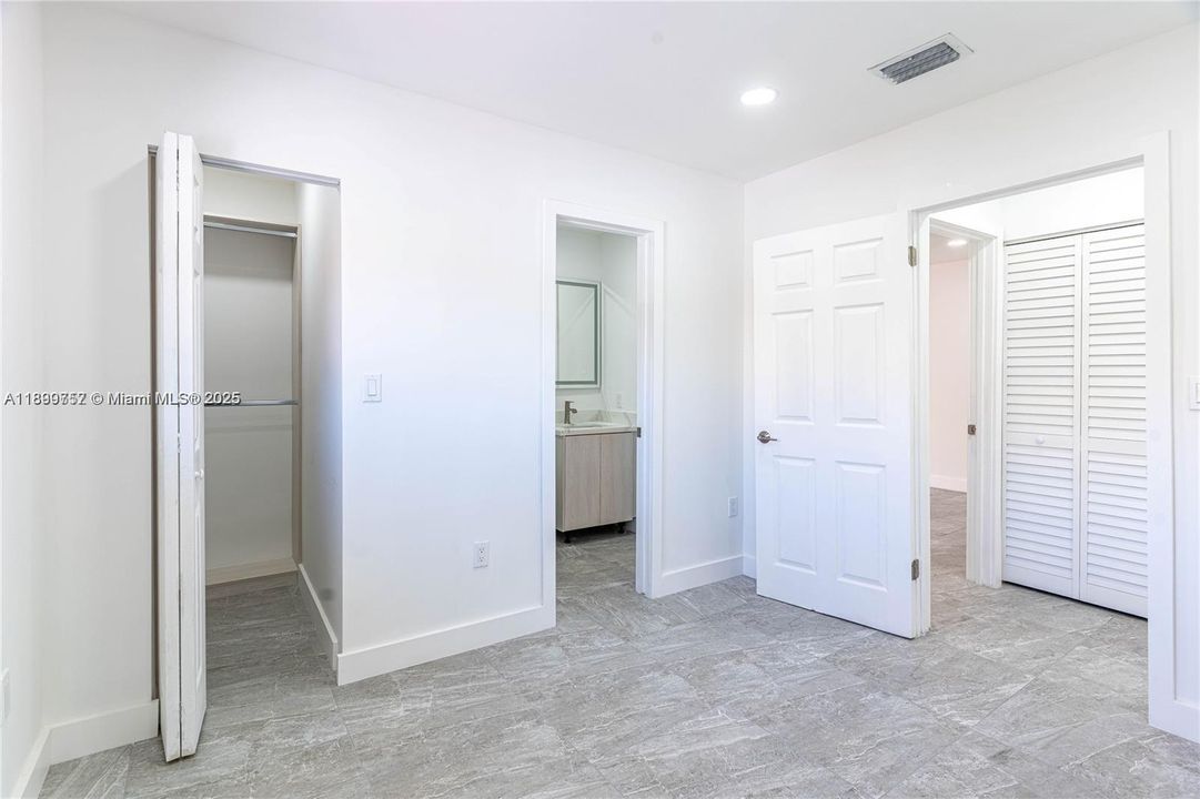 For Rent: $2,500 (2 beds, 1 baths, 896 Square Feet)