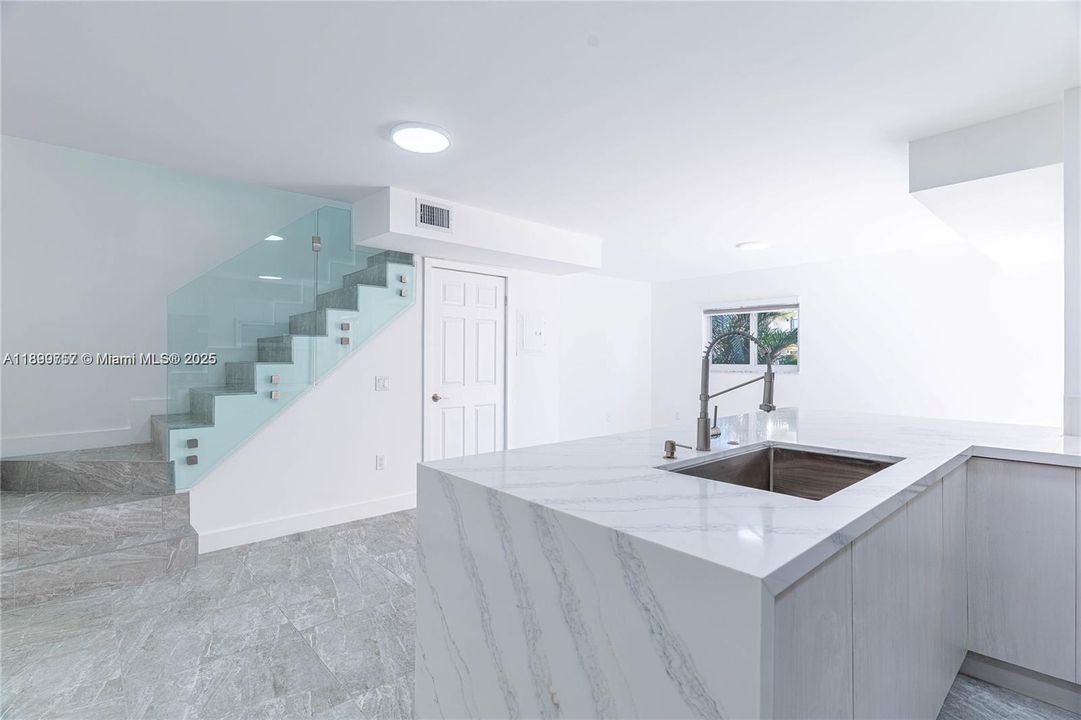 For Rent: $2,500 (2 beds, 1 baths, 896 Square Feet)