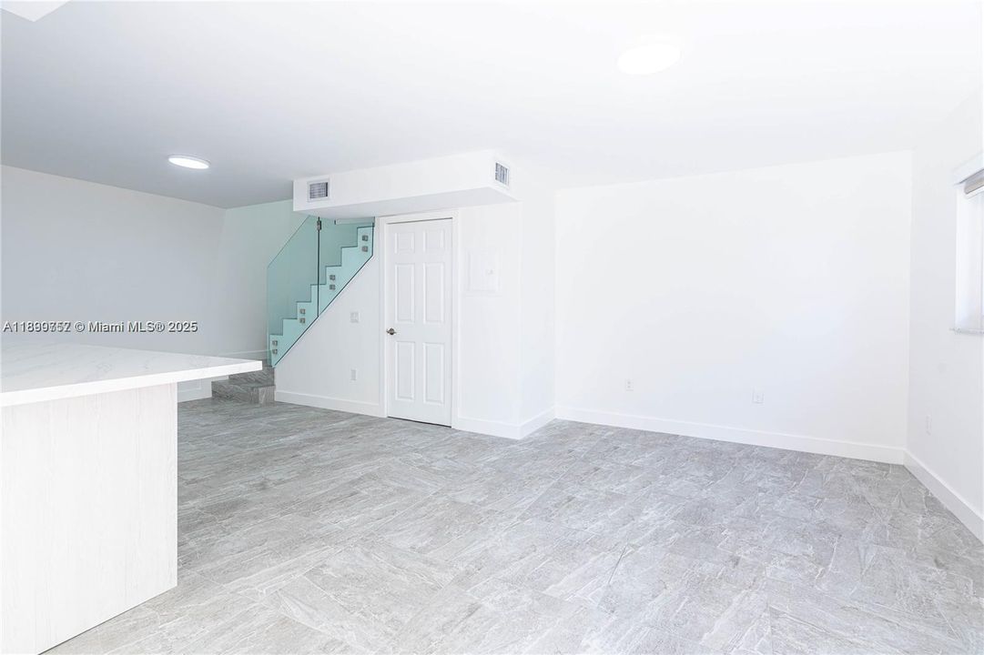 For Rent: $2,500 (2 beds, 1 baths, 896 Square Feet)