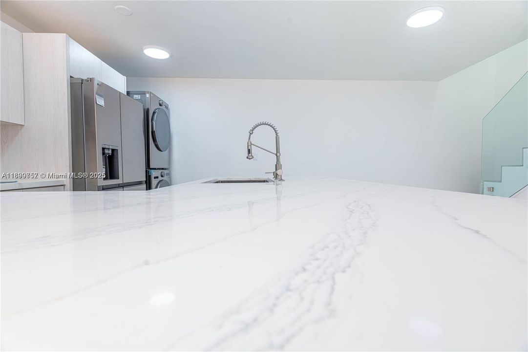 For Rent: $2,500 (2 beds, 1 baths, 896 Square Feet)