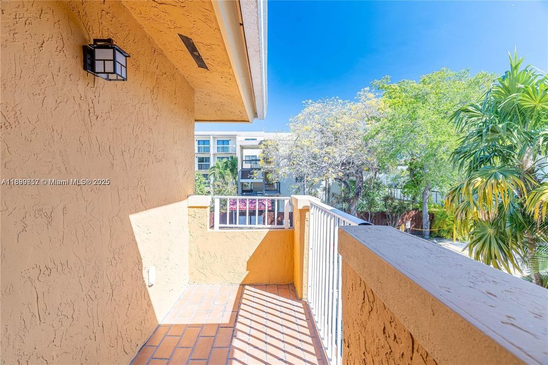 For Rent: $2,500 (2 beds, 1 baths, 896 Square Feet)