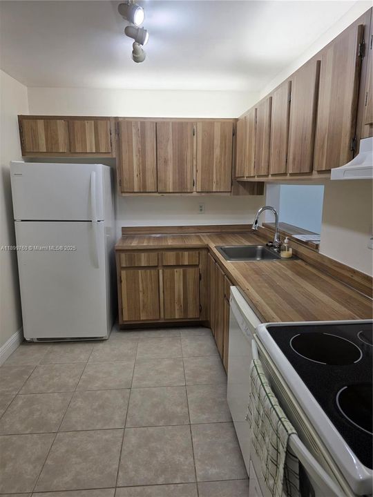 For Rent: $2,300 (2 beds, 2 baths, 965 Square Feet)