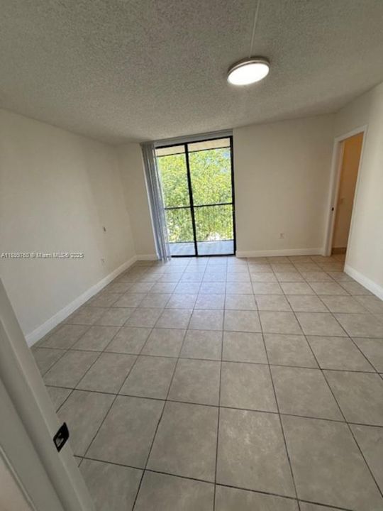 For Rent: $2,300 (2 beds, 2 baths, 965 Square Feet)