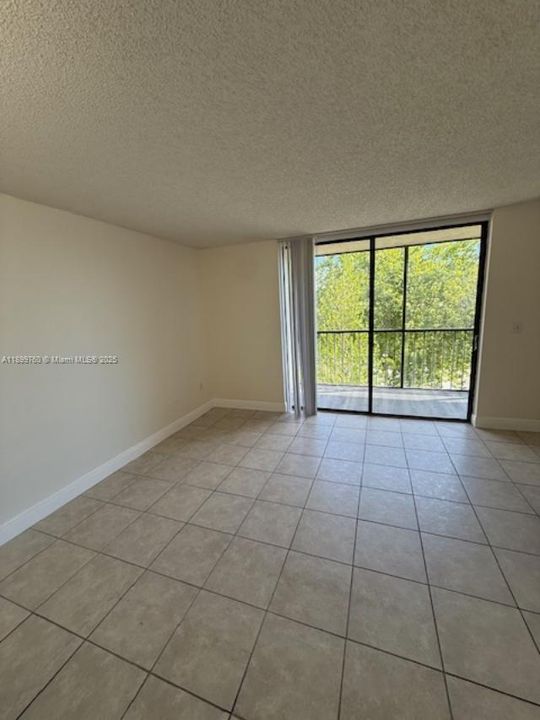 For Rent: $2,300 (2 beds, 2 baths, 965 Square Feet)