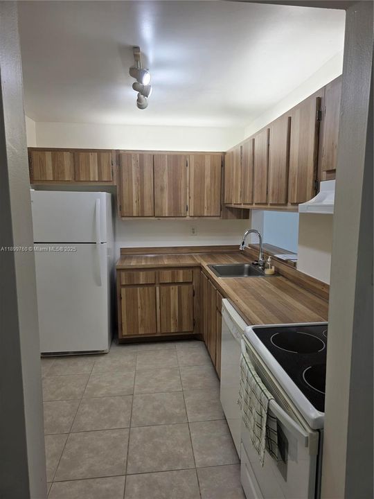 For Rent: $2,300 (2 beds, 2 baths, 965 Square Feet)