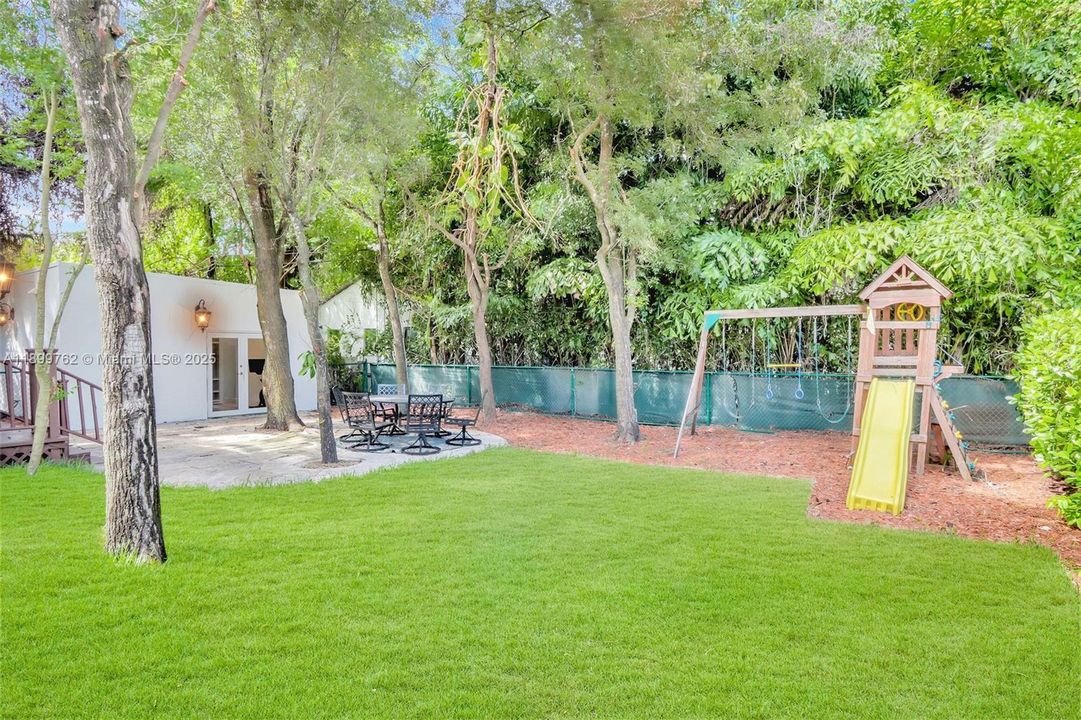 最近售出: $1,375,000 (3 贝兹, 2 浴室, 1622 平方英尺)