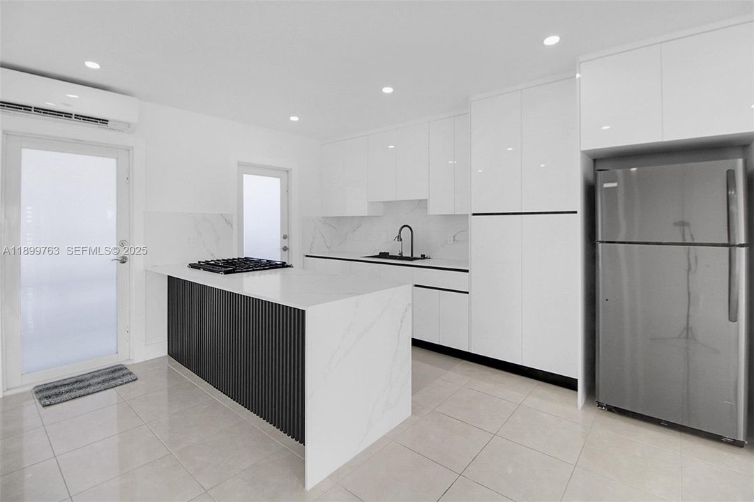 待售: $395,000 (1 贝兹, 1 浴室, 640 平方英尺)