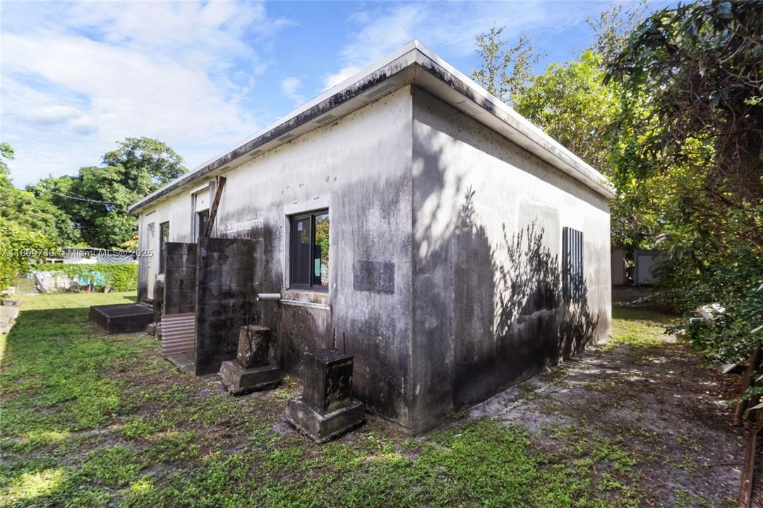 For Sale: $550,000 (2 beds, 1 baths, 1507 Square Feet)