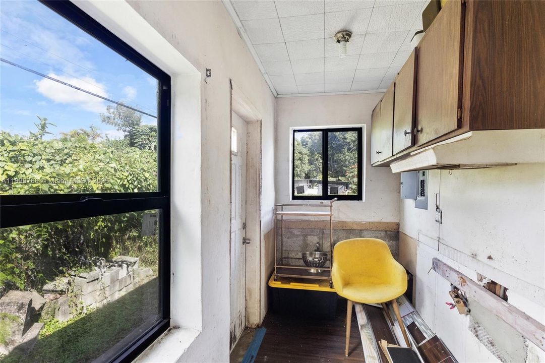 For Sale: $550,000 (2 beds, 1 baths, 1507 Square Feet)