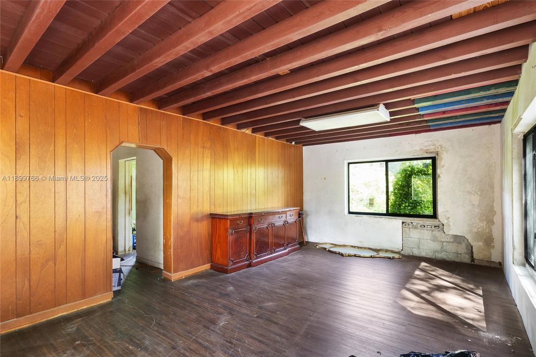 For Sale: $550,000 (2 beds, 1 baths, 1507 Square Feet)